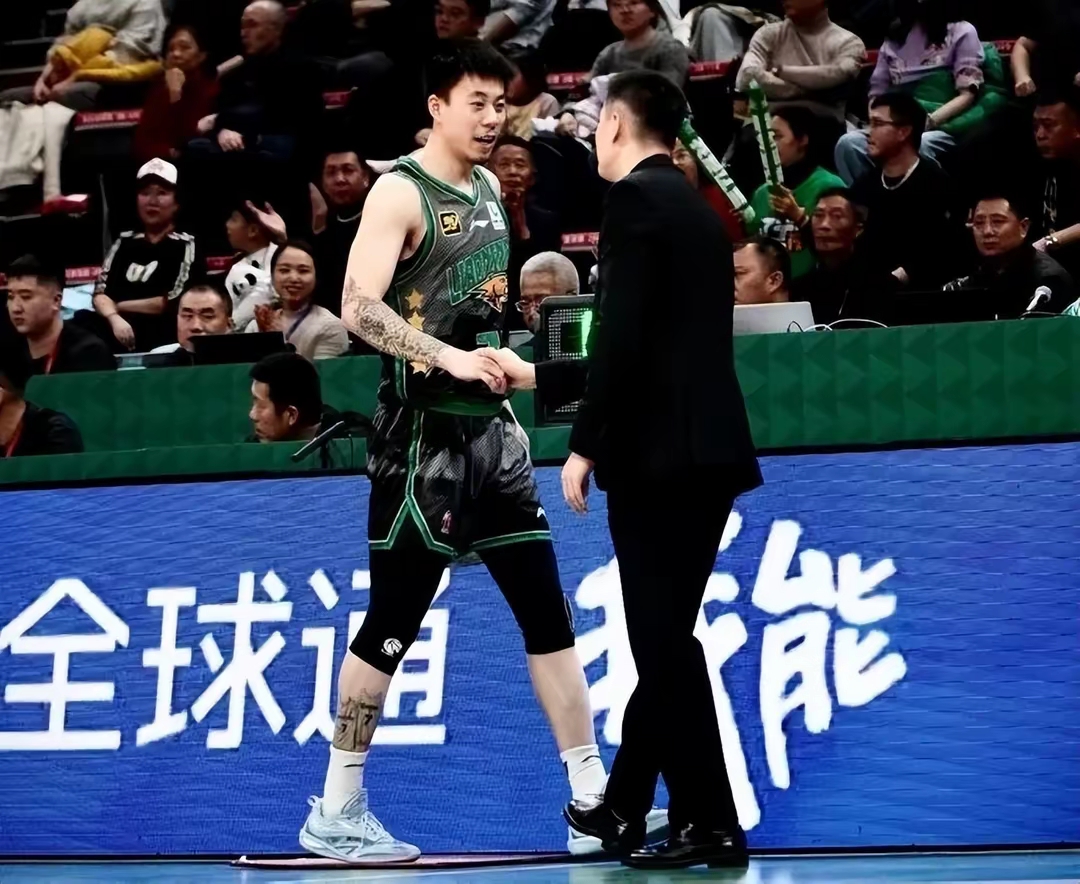 开云体育入口-雄鹿险胜福建队，张镇麟点燃赛场